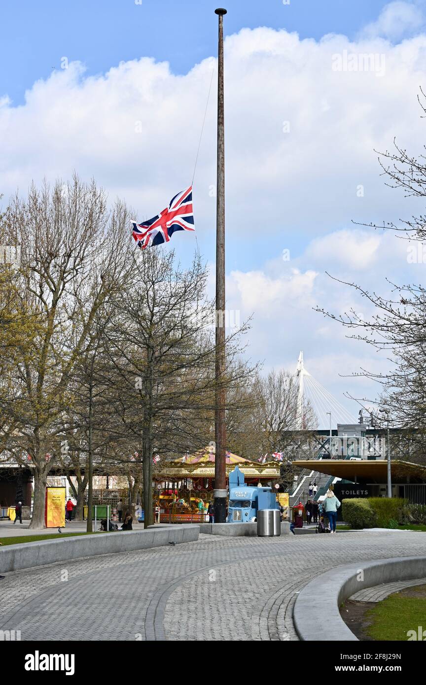 Londra. REGNO UNITO. 14 Marzo 2021. Bandiere volano a metà albero attraverso il Regno Unito per segnare la morte del duca di Edimburgo il 09.04.2021. Jubilee Gardens, Southbank, Londra. Credit: michael melia/Alamy Live News Foto Stock