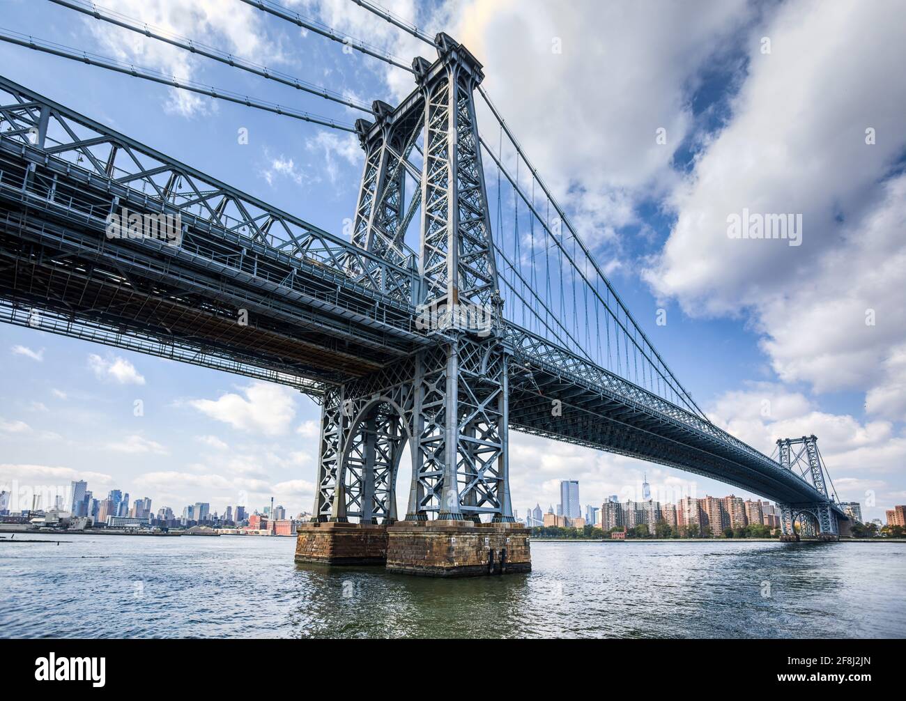 Il ponte Williamsburg attraversa l'East River da Delancy Street (Lower East Side, Manhattan) a Broadway (Williamsburg, Brooklyn). Costruito 1895-1903, il s Foto Stock