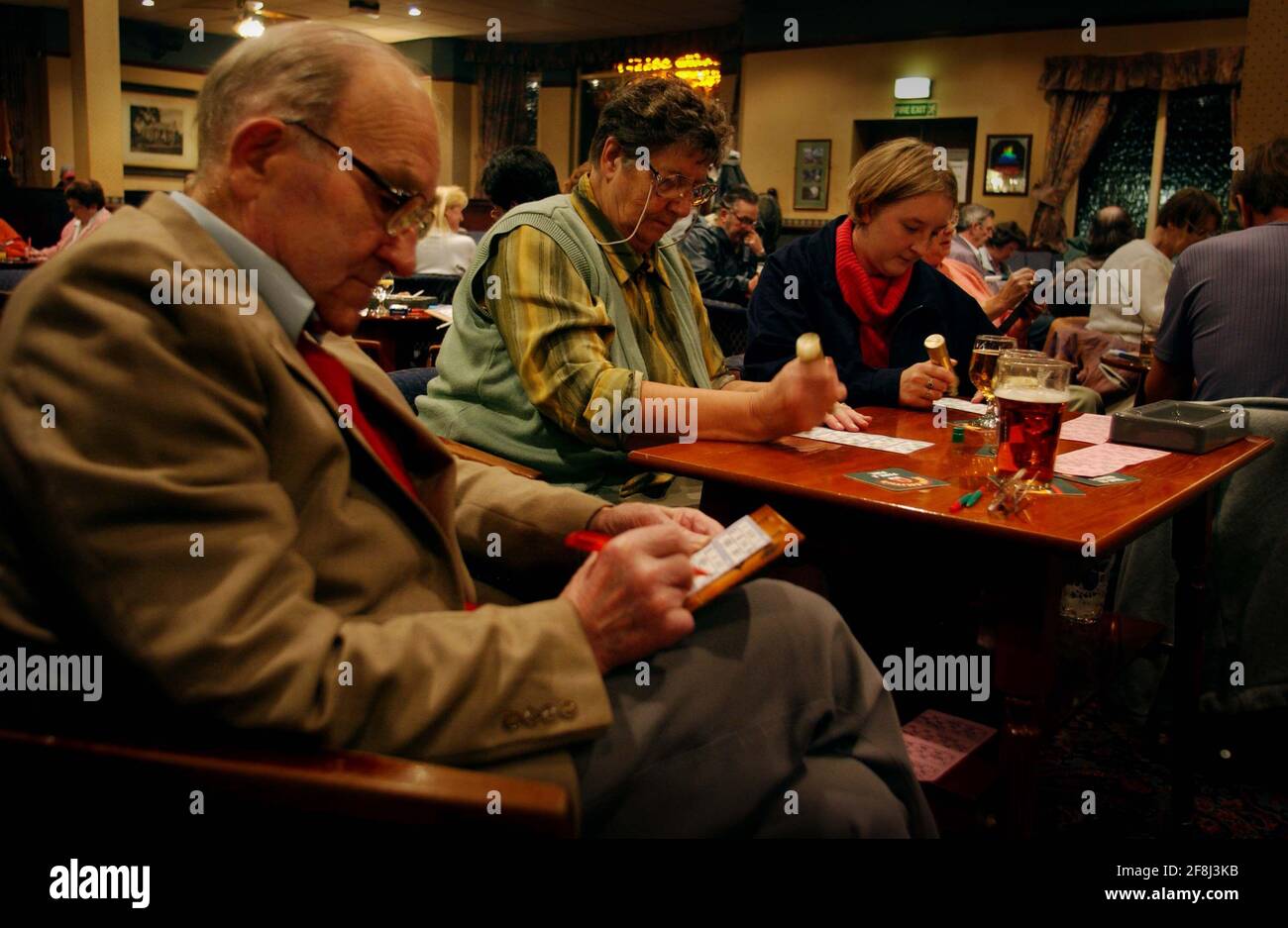 MEMBRI CHE GIOCANO AL BINGO AL WORKING MENS CLUB CENTRALE WOLVERTON.1/11/01 PILSTON Foto Stock