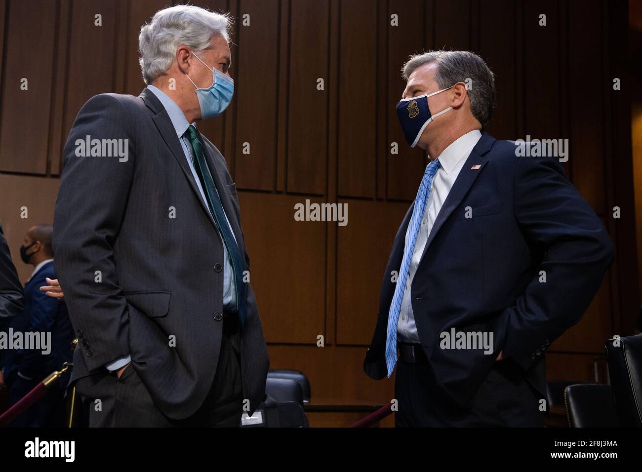 Washington, Stati Uniti. 14 Apr 2021. Il direttore della CIA William Burns (L) e il direttore dell'FBI Christopher Wray (R) parlano prima di testimoniare durante un'audizione del Comitato di selezione del Senato sull'intelligenza sulle minacce mondiali a Capitol Hill a Washington, DC il 14 aprile 2021. Foto della piscina di Saul Loeb/UPI Credit: UPI/Alamy Live News Foto Stock