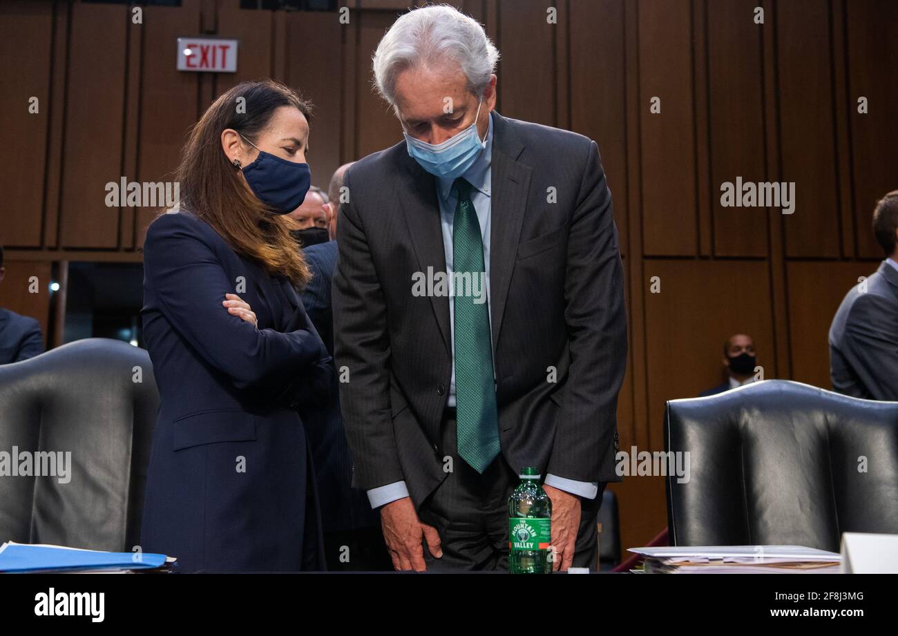 Washington, Stati Uniti. 14 Apr 2021. Il Direttore Avril Haines (L) dell'Ufficio del Direttore dell'intelligenza nazionale (ODNI), parla con il Direttore della CIA William Burns, prima di testimoniare durante un Comitato di selezione del Senato sull'intelligenza udendo le minacce mondiali su Capitol Hill a Washington, DC il 14 aprile 2021. Foto della piscina di Saul Loeb/UPI Credit: UPI/Alamy Live News Foto Stock