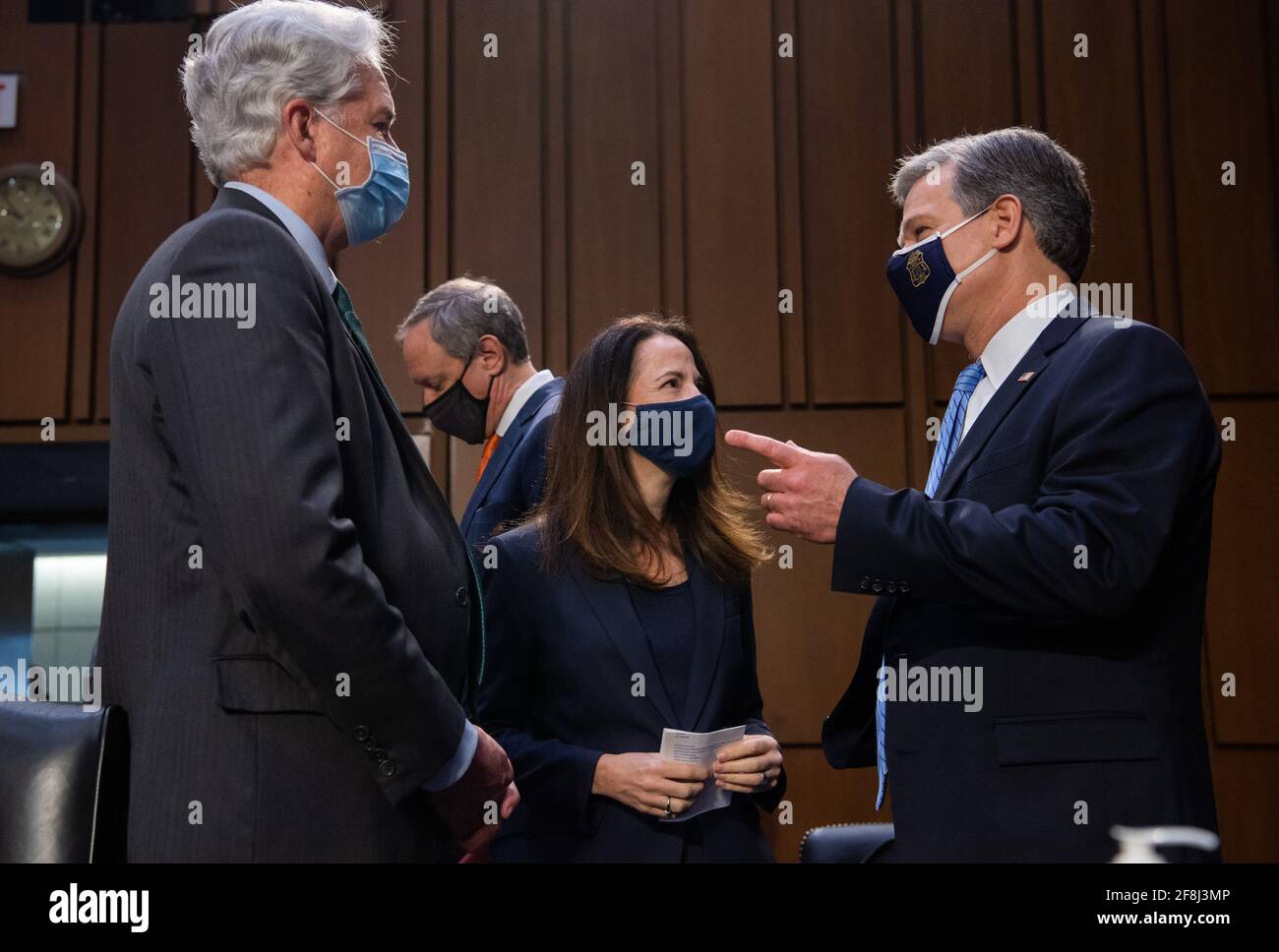 Washington, Stati Uniti. 14 Apr 2021. Il Direttore Avril Haines (C) dell'Ufficio del Direttore dell'intelligenza nazionale (ODNI), parla con il Direttore della CIA William Burns (L) e il Direttore dell'FBI Christopher Wray (R) prima di testimoniare durante un Comitato di selezione del Senato sull'intelligenza audizione sulle minacce mondiali a Capitol Hill a Washington, DC il 14 aprile 2021. Foto della piscina di Saul Loeb/UPI Credit: UPI/Alamy Live News Foto Stock