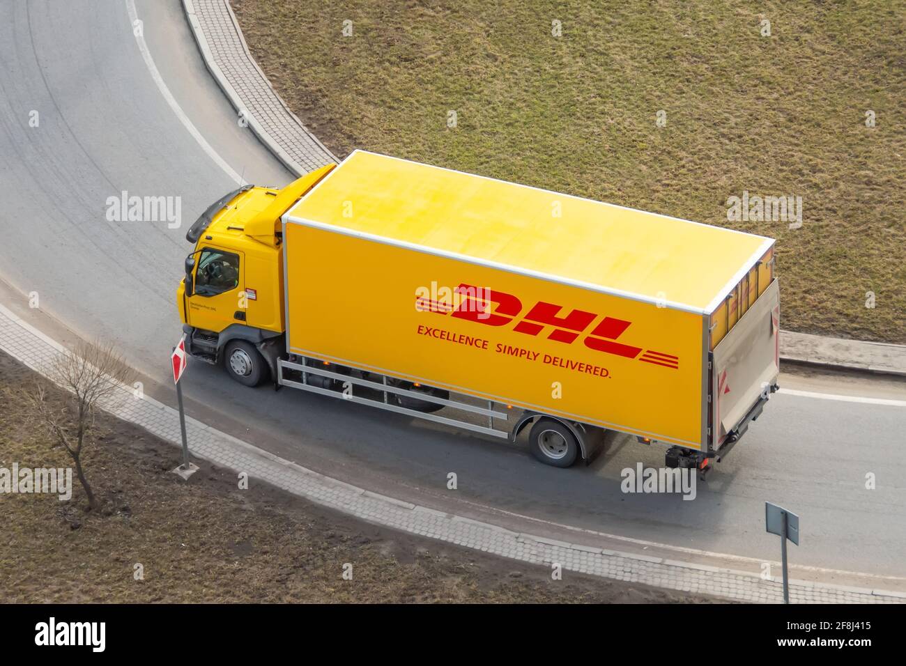 Euro Cargo Truck DHL è la più grande società di logistica del mondo che opera in tutto il mondo. Russia, San Pietroburgo 02 aprile 2021 Foto Stock