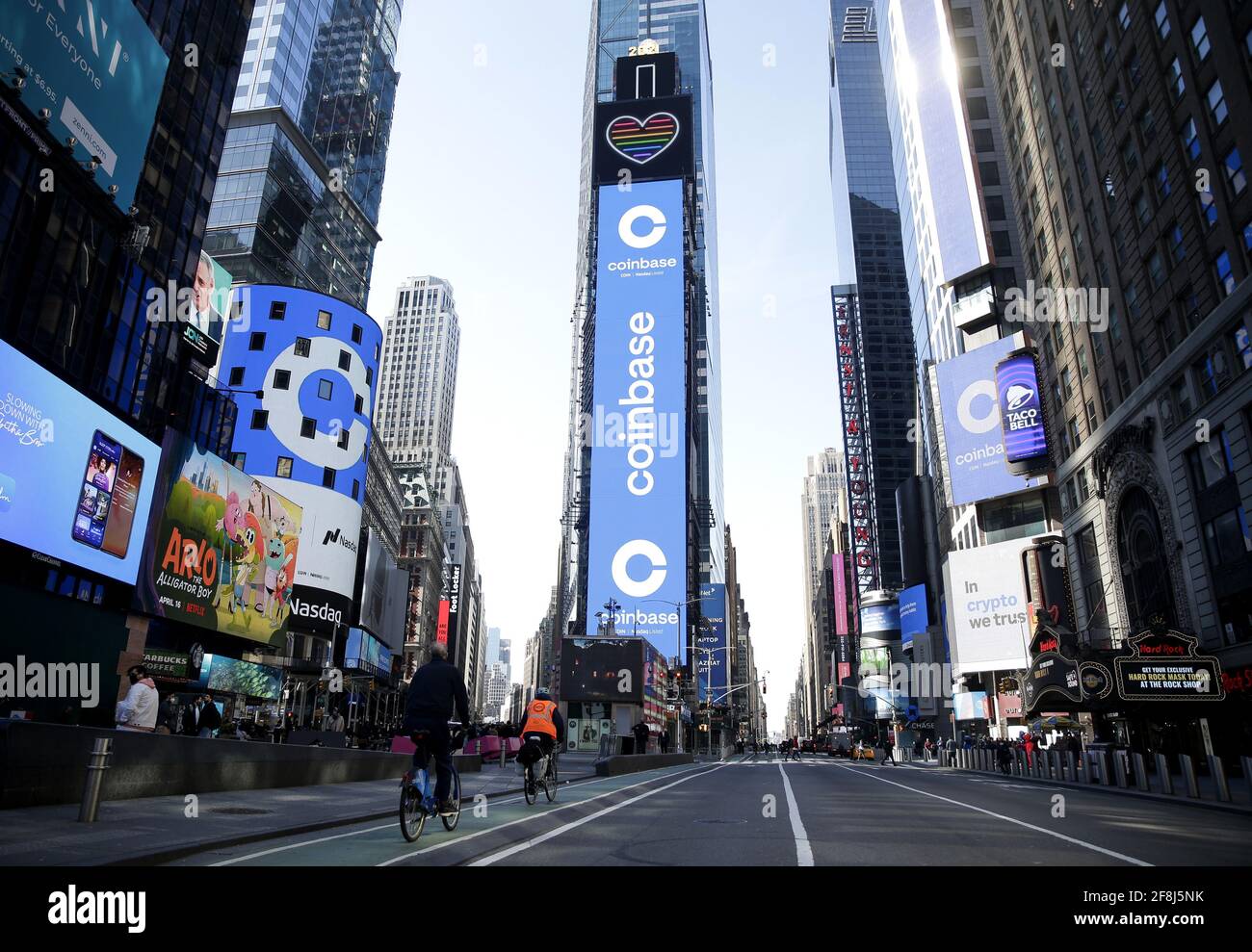 New York, Stati Uniti. 14 Apr 2021. Coinbase Global, Inc. Esseri che commerciano sotto LA MONETA di simbolo alla Campana di apertura Nasdaq a New York City mercoledì 14 aprile 2021. Coinbase gestisce il più grande scambio di bitcoin negli Stati Uniti ed è la prima grande società dedicata alla criptovaluta ad andare al pubblico nel paese Foto di John Angelillo/UPI Credit: UPI/Alamy Live News Foto Stock