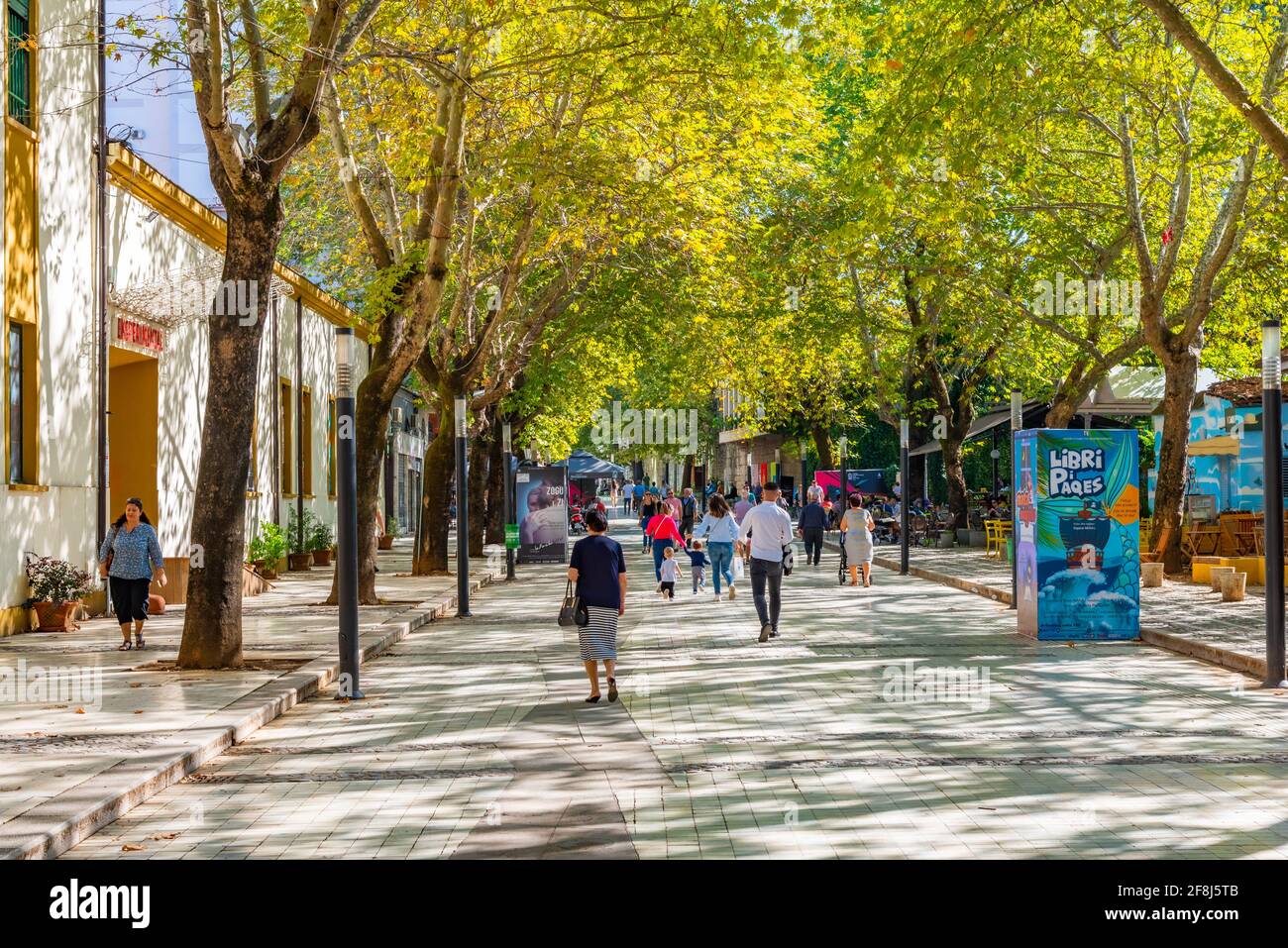 TIRANA, ALBANIA, 28 SETTEMBRE 2019: La gente sta passeggiando su un vicolo pedonale a Tirana, Albania Foto Stock