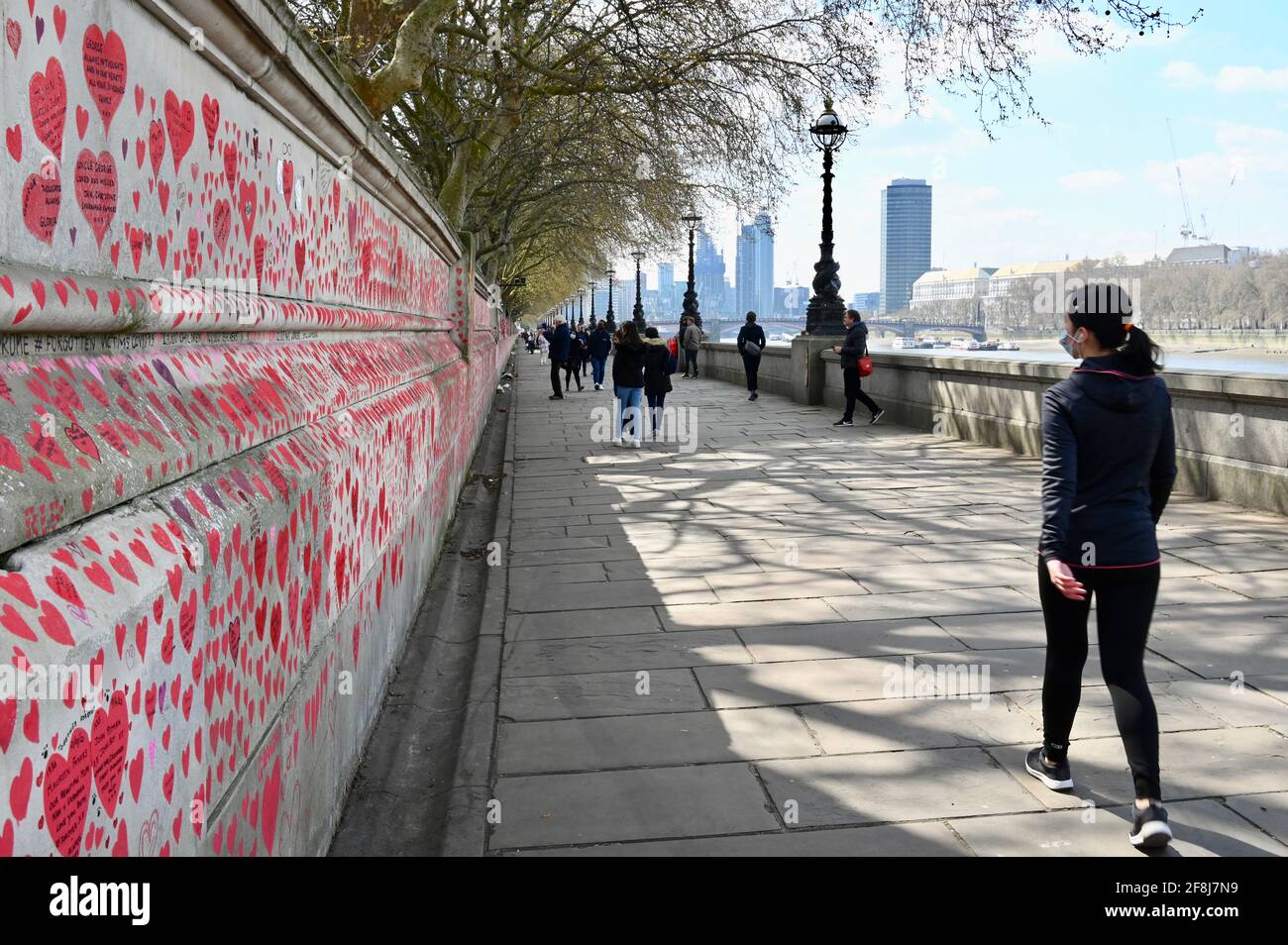 Londra. REGNO UNITO. Il 14 aprile 2021, il pubblico continua a gregge al muro commemorativo del COVID per le vittime del coronavirus che sono scomparse nell'ultimo anno. St Thomas' Hospital, Londra Foto Stock