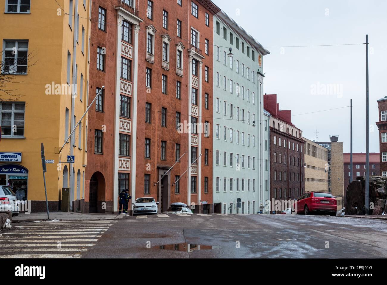 Helsinki, Finlandia - 10 marzo 2017: Vista dei tradizionali edifici colorati di Helsinki in un giorno innevato Foto Stock