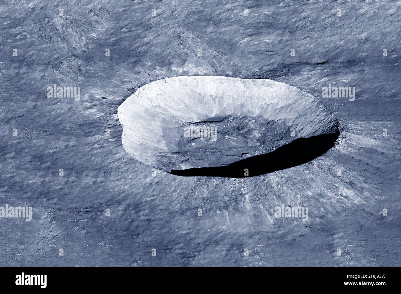 Grande cratere da un meteorite sulla luna. Elementi di questa immagine sono stati forniti dalla NASA. Foto di alta qualità Foto Stock