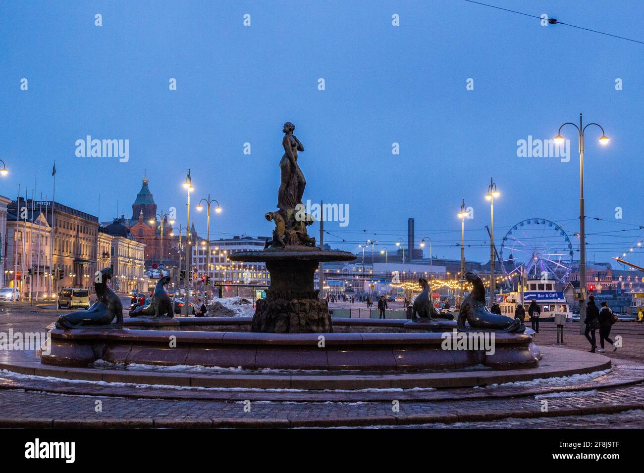 Helsinki, Finlandia - 10 marzo 2017: Vista della Fontana di Havis Amanda nella Piazza del mercato Foto Stock