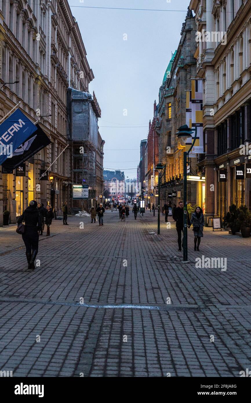 Helsinki, Finlandia - 10 marzo 2017: Persone che camminano nel centro di Helsinki in una giornata fredda Foto Stock