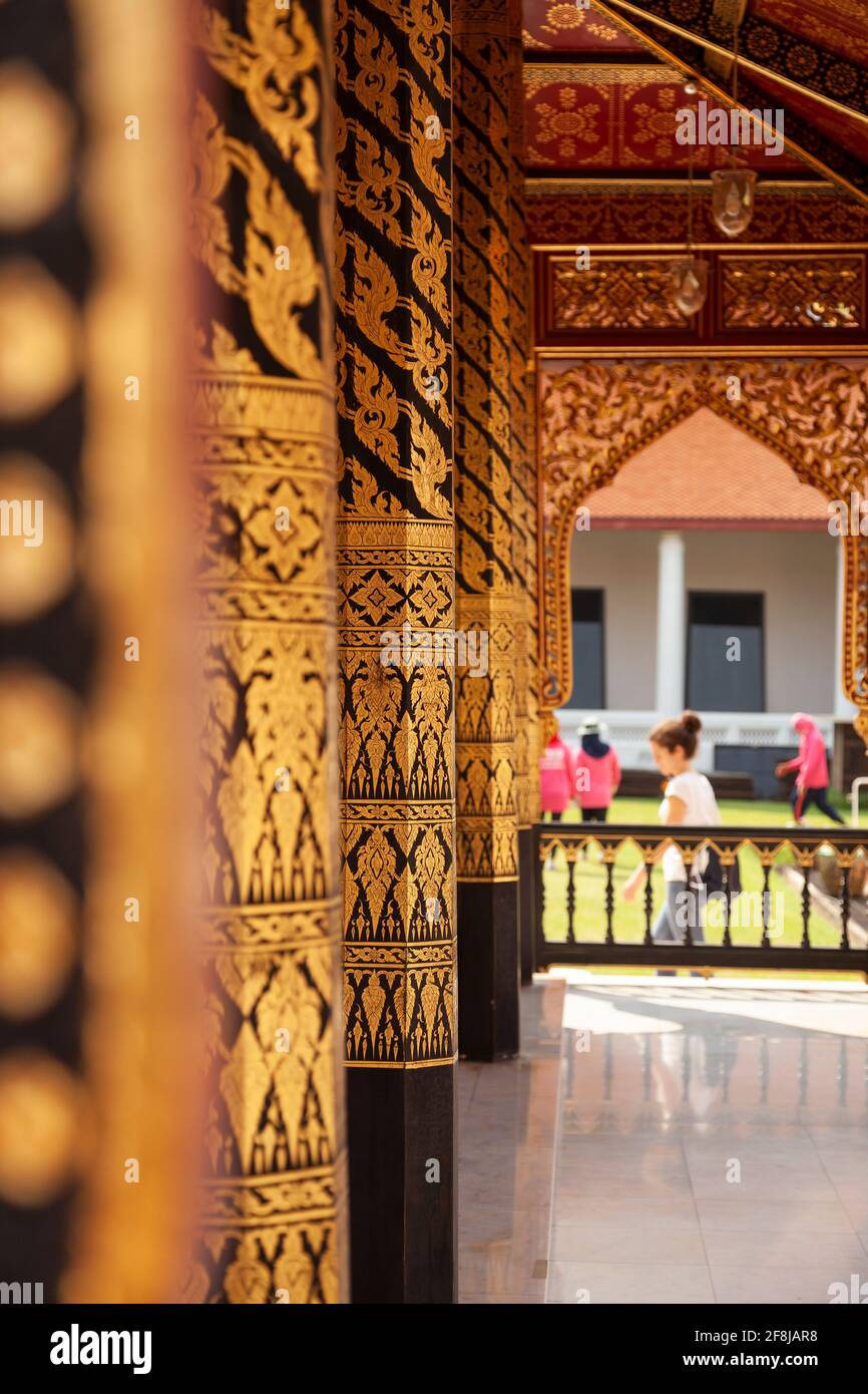 Bangkok, Thailandia - 25 marzo 2018: Piccolo tempio o cappella, con motivi vegetali disegnati sulle sue colonne accanto a Phra tamnak Daeng, nella Musa Nazionale di Bangkok Foto Stock