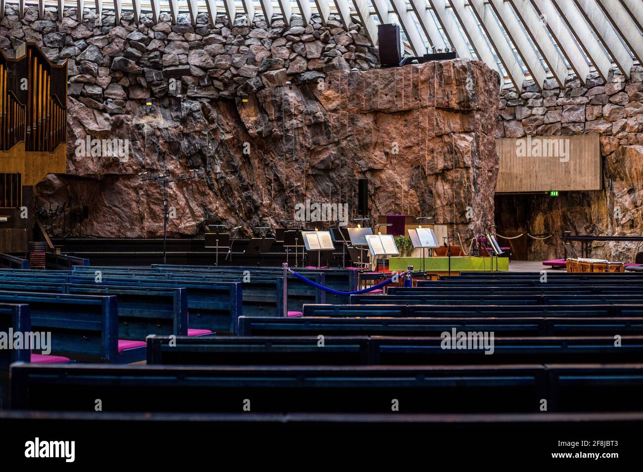 Helsinki, Finlandia - 10 marzo 2017: Interno della Chiesa di Temppeliaukio (Chiesa della roccia) con Sezione Orchestra in background Foto Stock