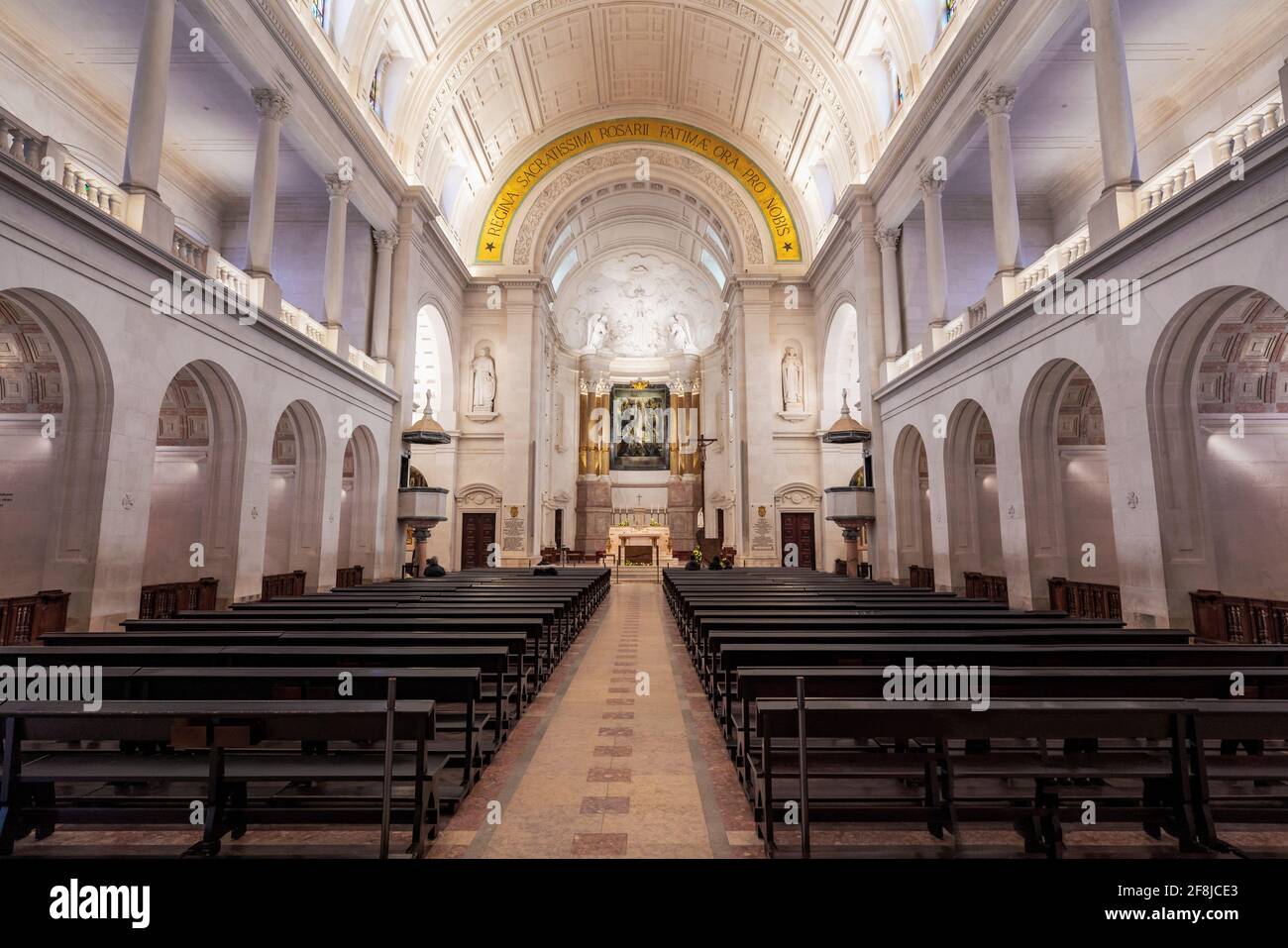 Fatima, Portogallo - 12 febbraio 2020: Basilica di nostra Signora del Rosario interno al Santuario di Fatima - Fatima, Portogallo Foto Stock