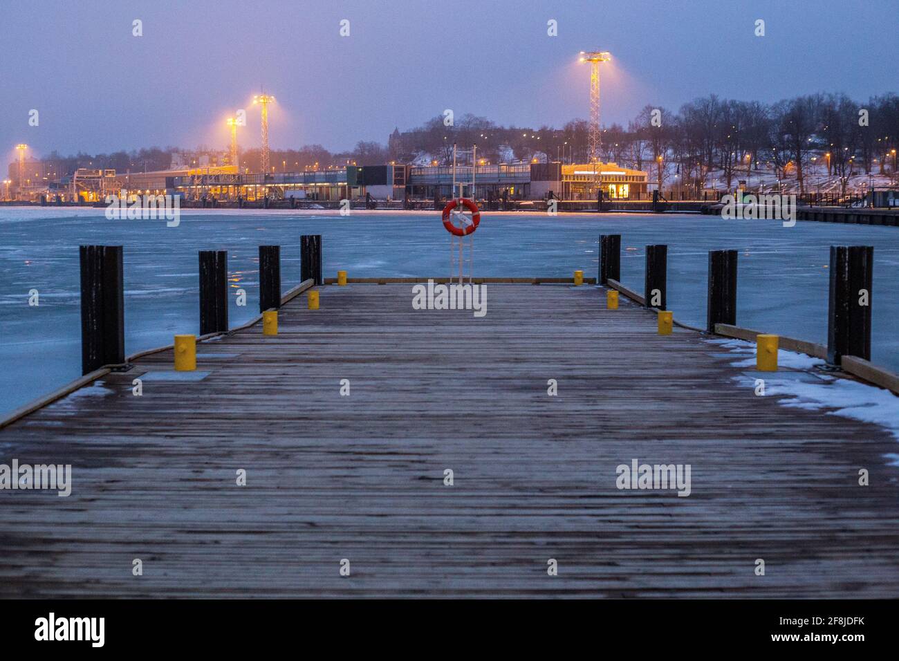 Helsinki, Finlandia - 10 marzo 2017: Vista del porto sud al tramonto con Lifebuoy sullo sfondo Foto Stock