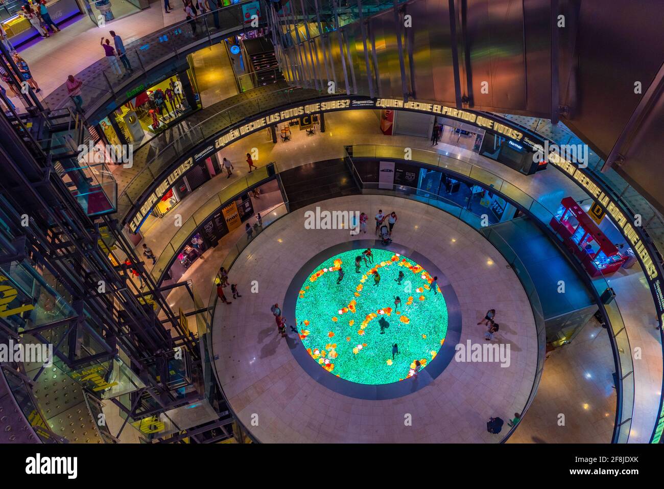 BARCELLONA, SPAGNA, 27 GIUGNO 2019: Interno del centro commerciale Arenas de Barcelona in Spagna Foto Stock