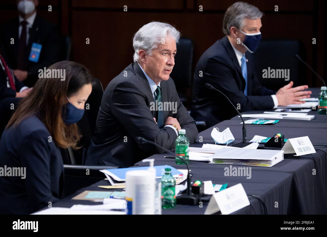 Washington, Stati Uniti. 14 Apr 2021. Il Direttore della CIA William Burns (R) testimonia insieme al Direttore Avril Haines (L) dell'Ufficio del Direttore dell'intelligenza nazionale (ODNI), durante un Comitato di selezione del Senato sull'intelligenza, durante un'audizione sulla minaccia mondiale di Capitol Hill a Washington, DC il 14 aprile 2021. Foto della piscina di Saul Loeb/UPI Credit: UPI/Alamy Live News Foto Stock