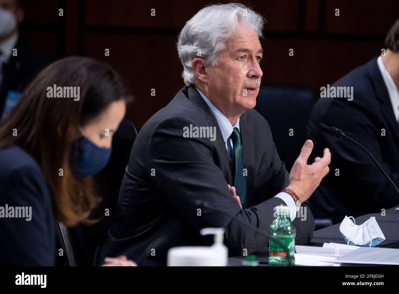 Washington, Stati Uniti. 14 Apr 2021. Il Direttore della CIA William Burns (R) testimonia insieme al Direttore Avril Haines (L) dell'Ufficio del Direttore dell'intelligenza nazionale (ODNI), durante un Comitato di selezione del Senato sull'intelligenza, durante un'audizione sulla minaccia mondiale di Capitol Hill a Washington, DC il 14 aprile 2021. Foto della piscina di Saul Loeb/UPI Credit: UPI/Alamy Live News Foto Stock
