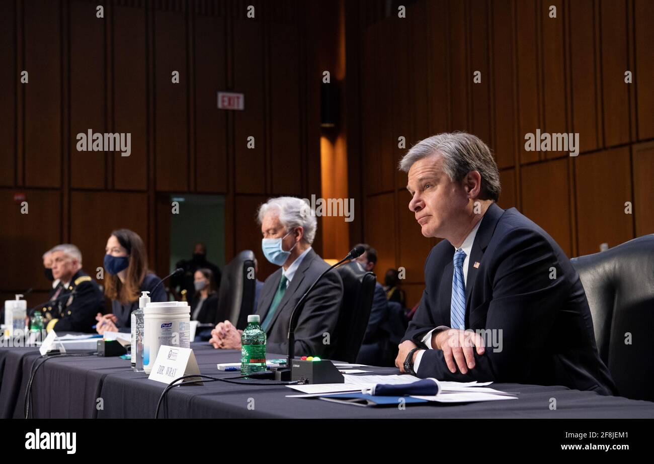 Washington, Stati Uniti. 14 Apr 2021. Christopher Wray (R), direttore dell'FBI, testimonia insieme al direttore della CIA William Burns (2° R), al direttore Avril Haines (2° L) dell'Ufficio del Direttore dell'intelligenza nazionale (ODNI), E il Direttore Generale della National Security Agency (NSA) Paul Nakasone (L) durante un Comitato di selezione del Senato sull'intelligence, il 14 aprile 2021, in occasione di un'audizione sulle minacce mondiali a Capitol Hill a Washington, DC. Foto in piscina di Graeme Jennings/UPI Credit: UPI/Alamy Live News Foto Stock