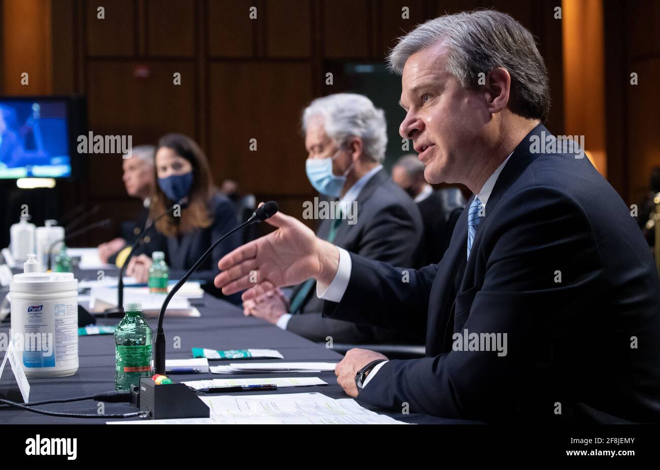 Washington, Stati Uniti. 14 Apr 2021. Christopher Wray (R), direttore dell'FBI, testimonia insieme al direttore della CIA William Burns (2° R), al direttore Avril Haines (2° L) dell'Ufficio del Direttore dell'intelligenza nazionale (ODNI), E il Direttore Generale della National Security Agency (NSA) Paul Nakasone (L) durante un Comitato di selezione del Senato sull'intelligence, il 14 aprile 2021, in occasione di un'audizione sulle minacce mondiali a Capitol Hill a Washington, DC. Foto in piscina di Graeme Jennings/UPI Credit: UPI/Alamy Live News Foto Stock