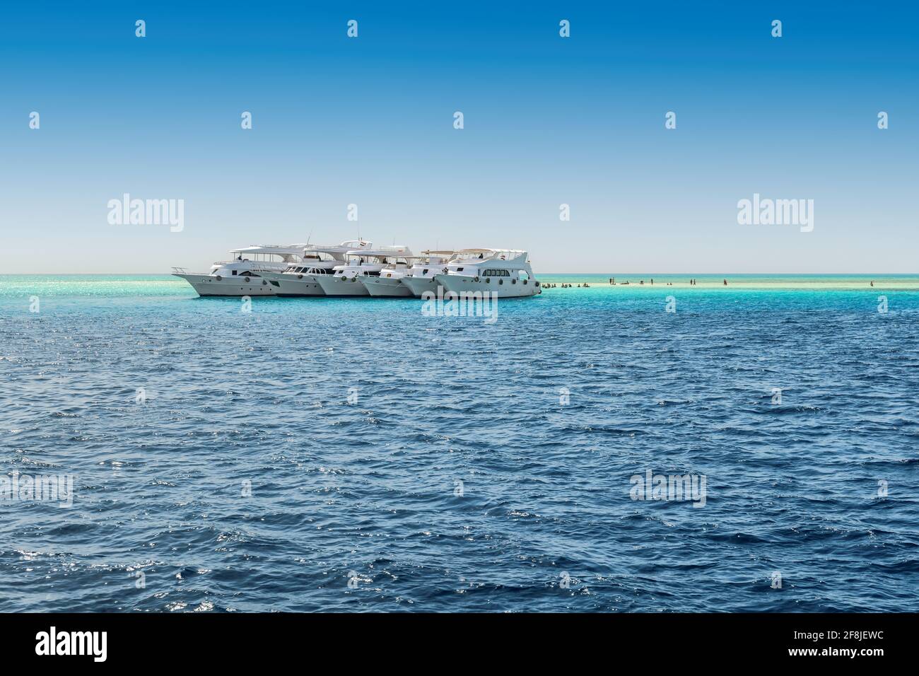 Yacht di lusso in crociera sulla barriera corallina Foto Stock