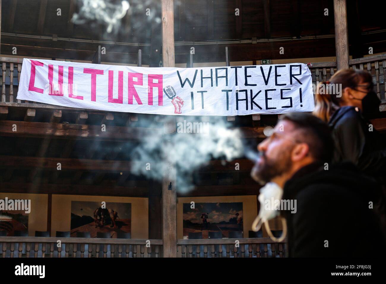 Roma, Italia. 14 Apr 2021. Un gruppo di lavoratori nel campo dell'intrattenimento (attori, cantanti, ecc.) ha occupato questa mattina il Globe Theatre Silvano Toti, un bellissimo teatro ambientato all'interno di Villa Borghese, dopo più di un anno di sosta per l'intrattenimento dal vivo, per chiedere maggiore sicurezza e certezza sul loro lavoro. Roma (Italia), 14 Aprile 2021 Photo Samantha Zucchi Insifefoto Credit: Insifefoto srl/Alamy Live News Foto Stock