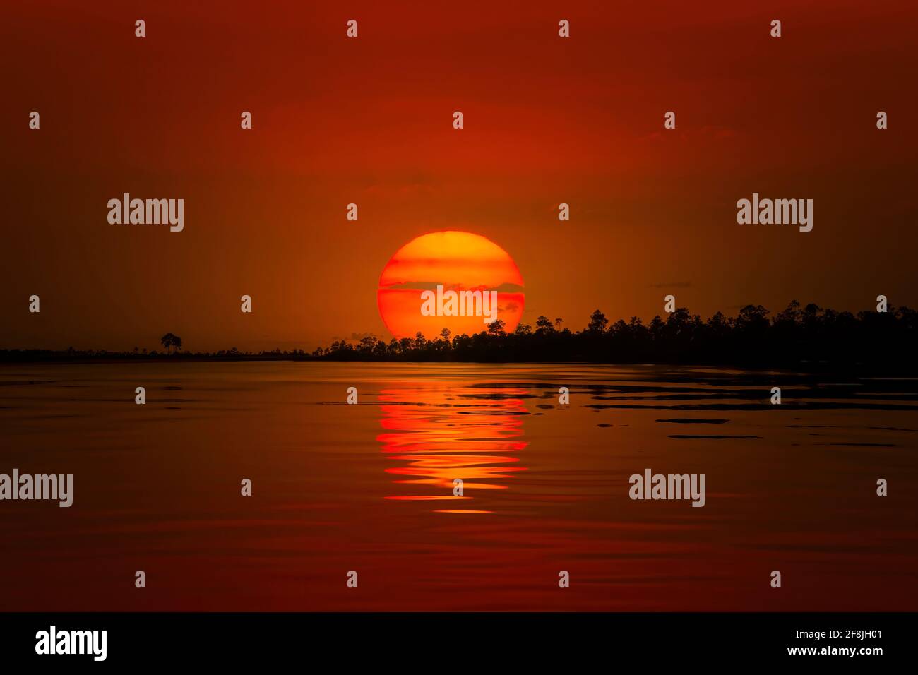 Un tramonto fumoso nel Parco Nazionale delle Everglades, mentre il Sud della Florida era sotto gli effetti di una nuvola di polvere Sharan. Foto Stock