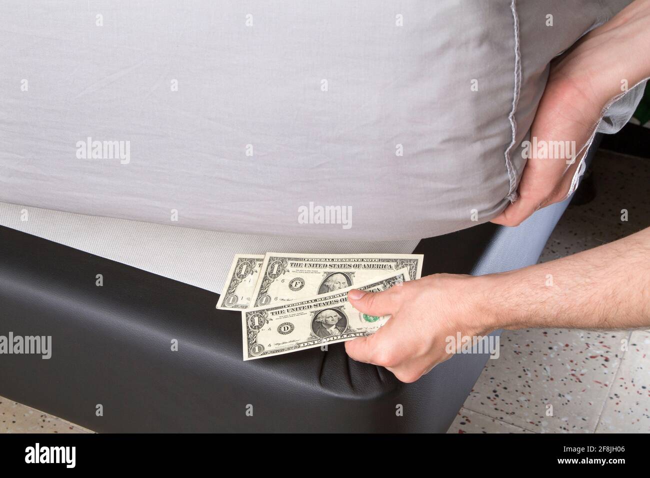 nascondi i soldi sotto il materasso meglio delle banche Foto stock - Alamy