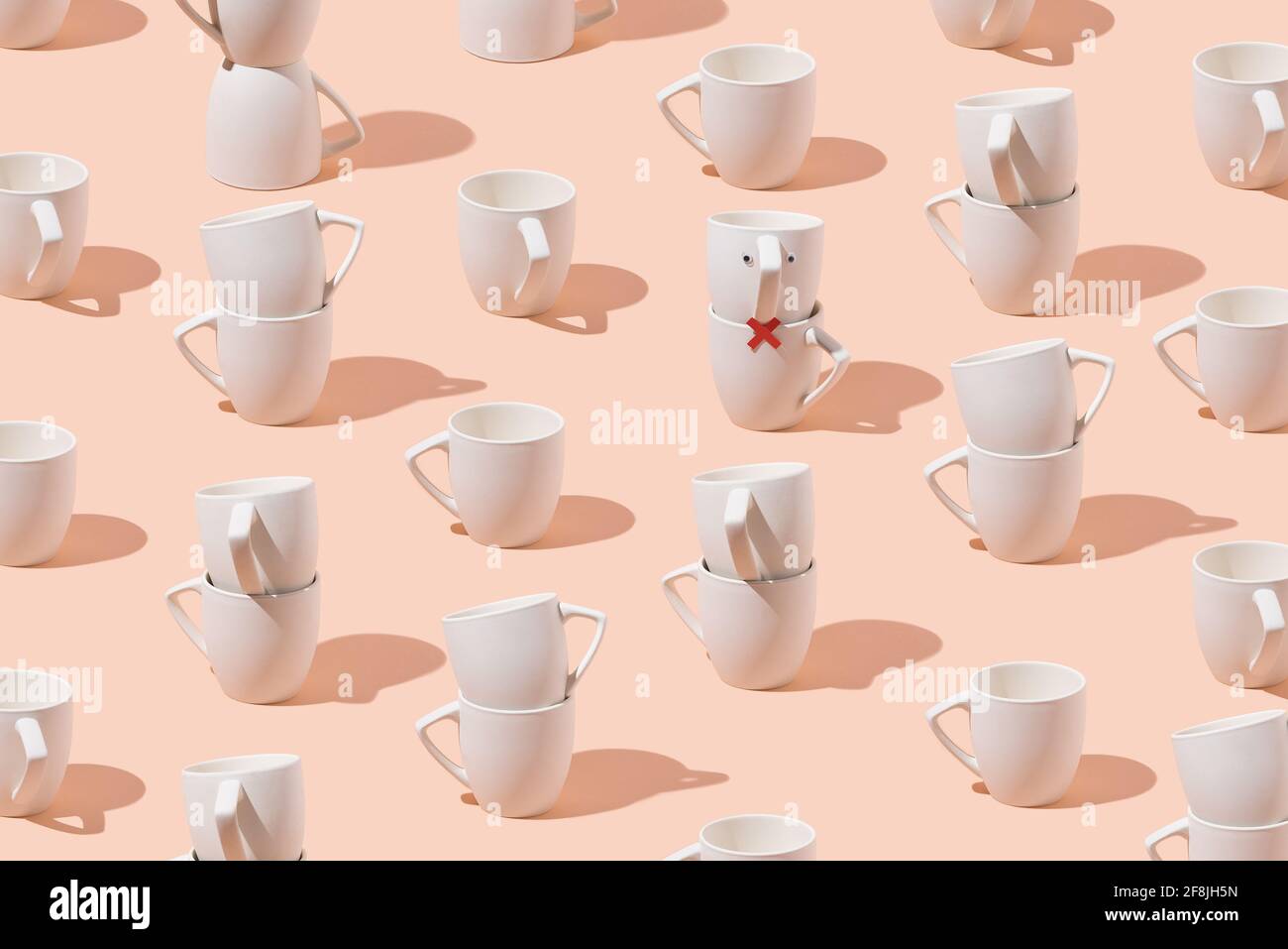 Disegno creativo di tazze su sfondo rosa pastello. Concetto minimo. Isometrica. Foto Stock