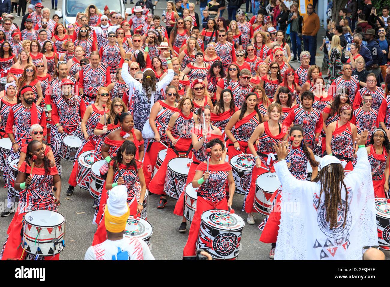 Batala Mundo Brasiliana Band Steel battermers, Notting Hill Carnival Parade Performers, Londra, Regno Unito Foto Stock