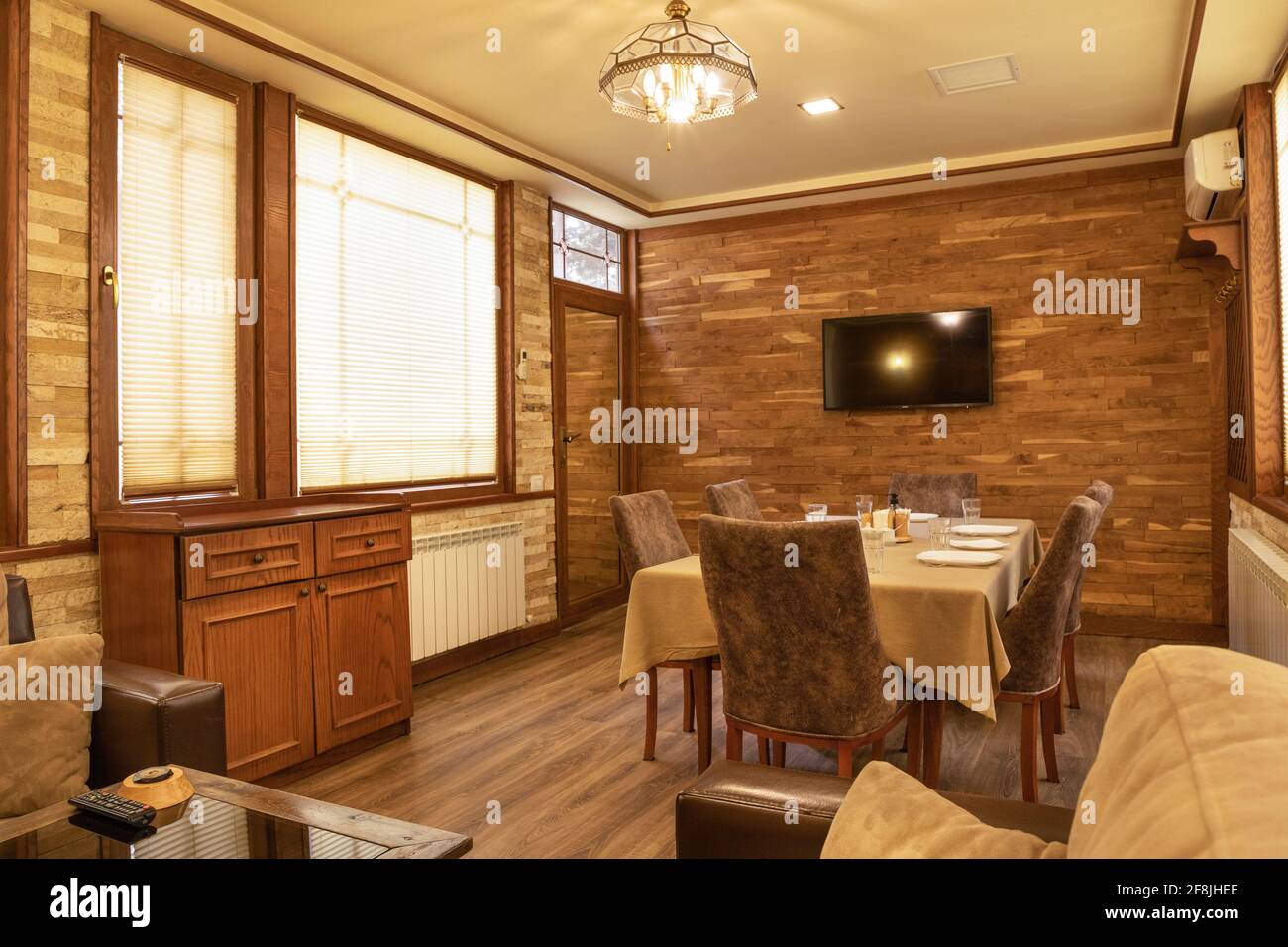 Interno della sala banchetti del ristorante in stile legno Foto Stock