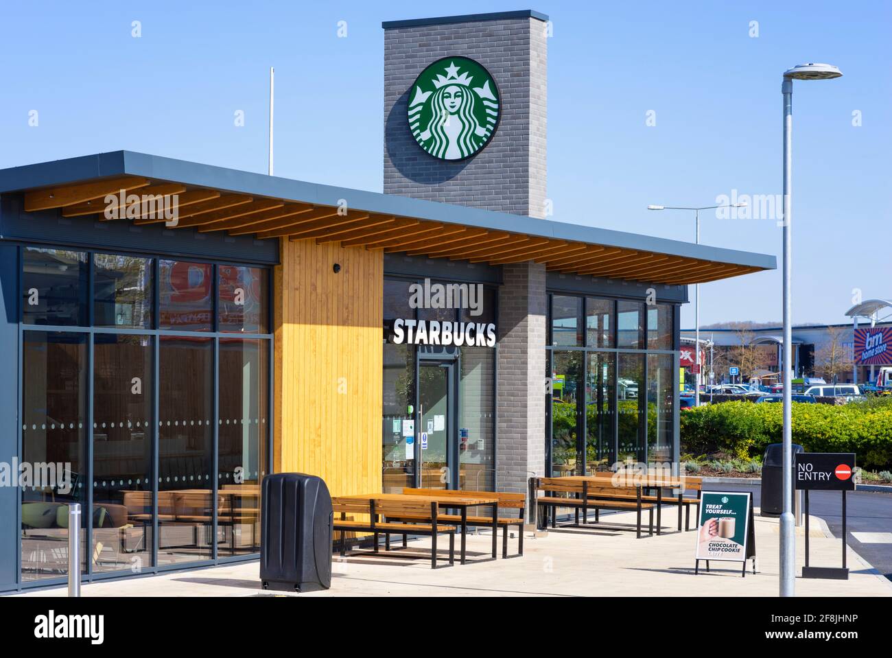 Starbucks cafe con posti a sedere all'aperto, Starbucks UK cafe e drive-thru Victoria Retail Park Netherfield Nottingham East Midlands Inghilterra GB UK Europa Foto Stock