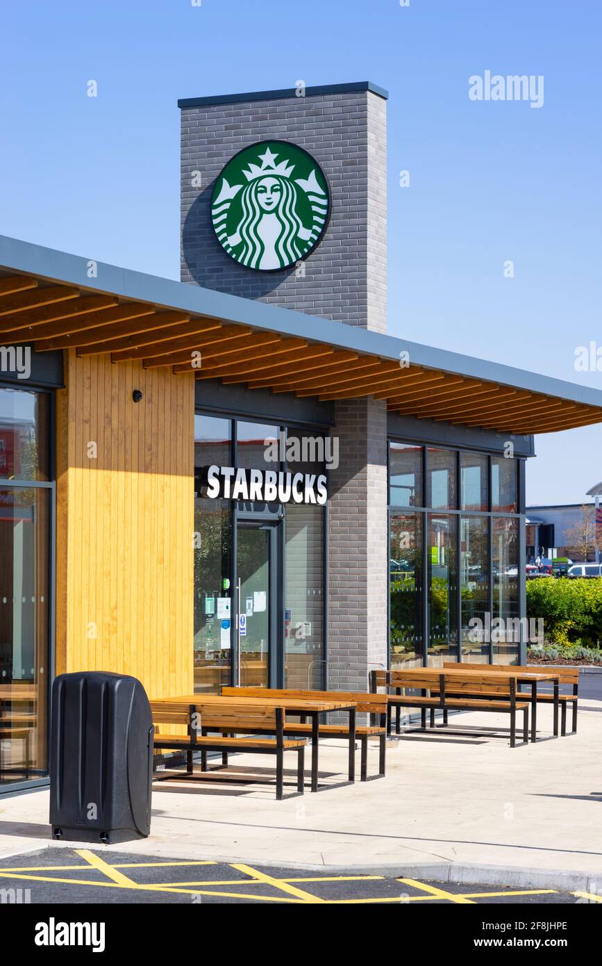 Starbucks cafe con posti a sedere all'aperto, Starbucks UK cafe e drive-thru Victoria Retail Park Netherfield Nottingham East Midlands Inghilterra GB UK Europa Foto Stock