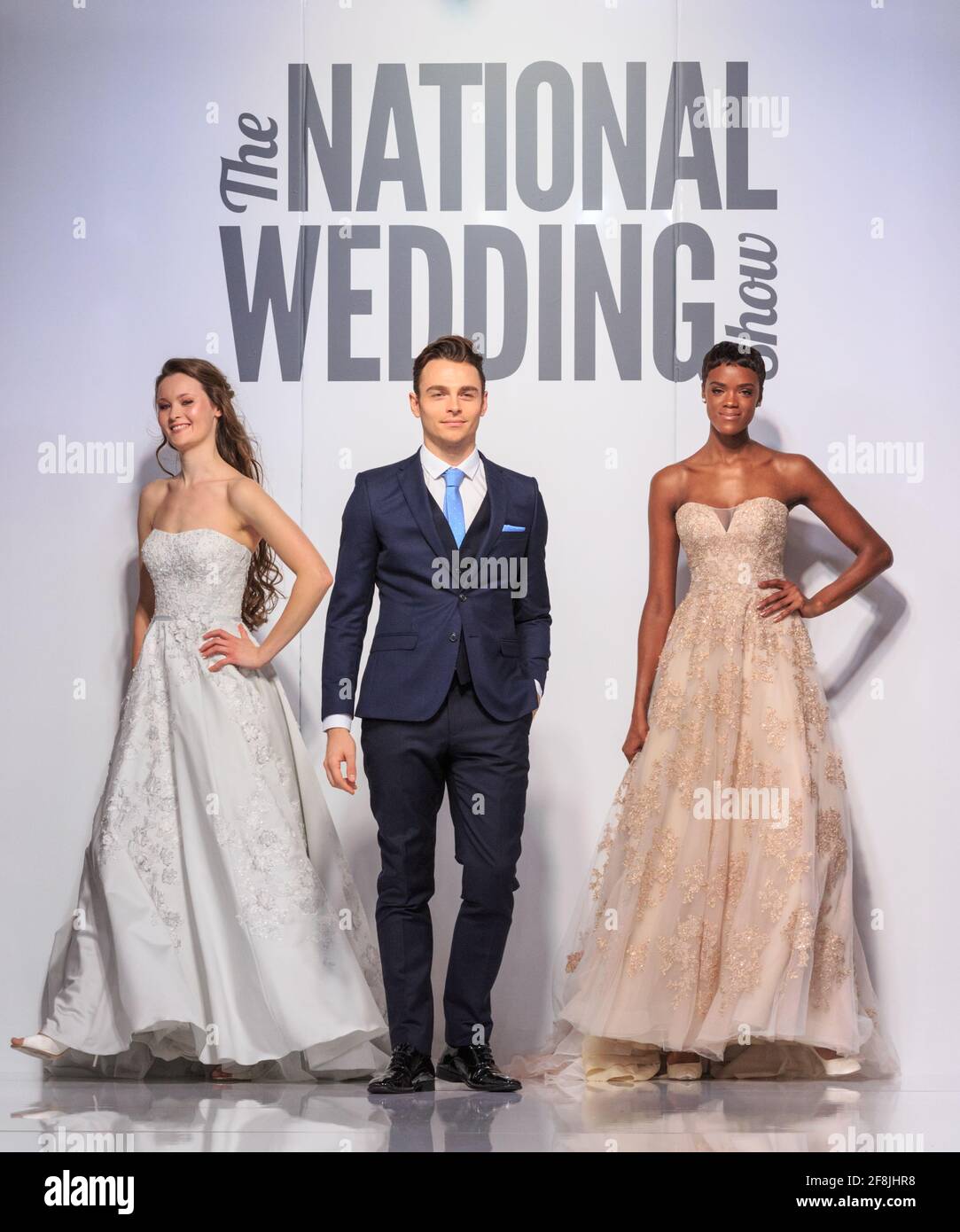 Modelli in abbigliamento da sposa sulla pista al National Wedding Show, Londra, Regno Unito Foto Stock
