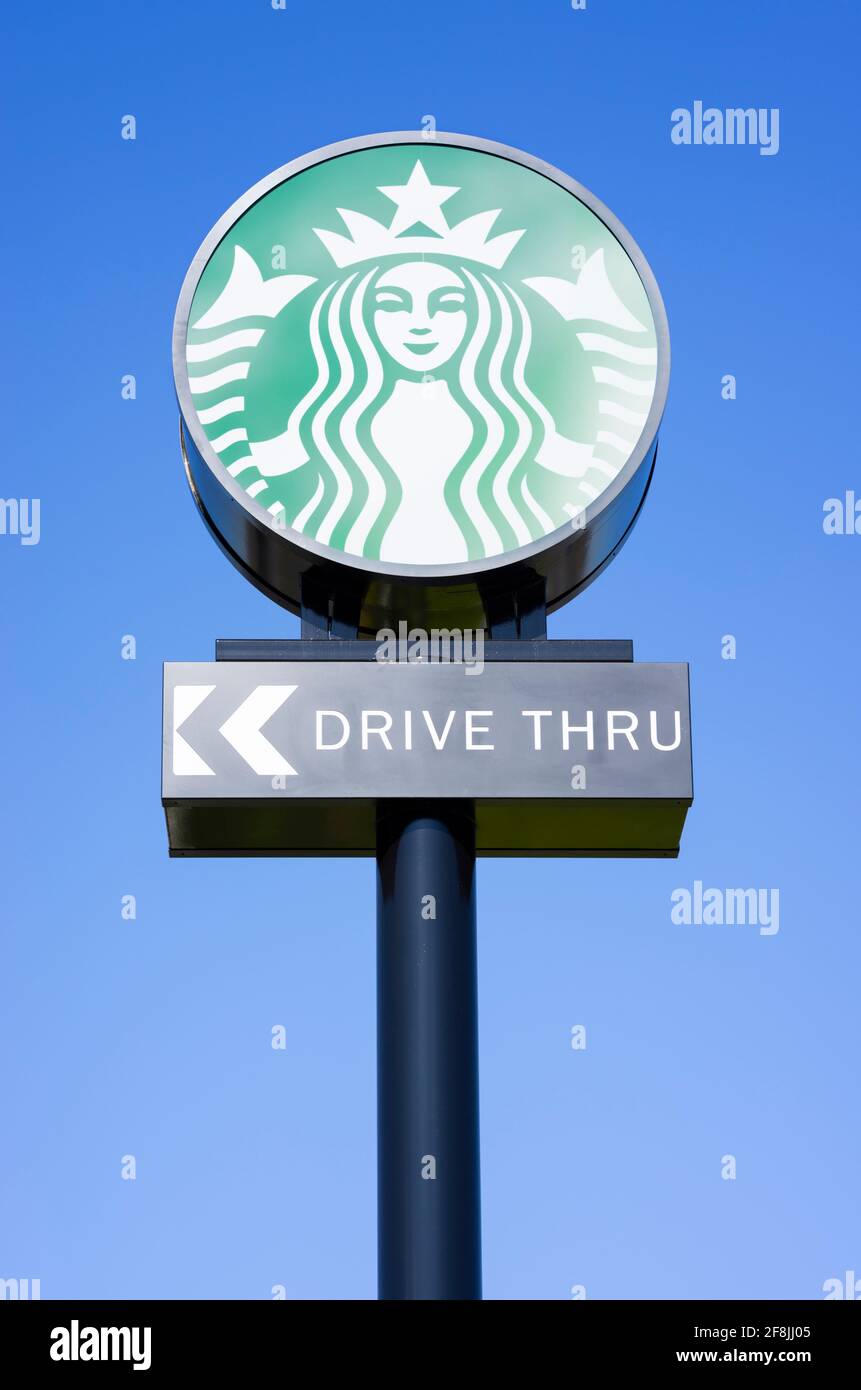 Cartello Starbucks Drive-Thru con il logo Starbucks Foto Stock