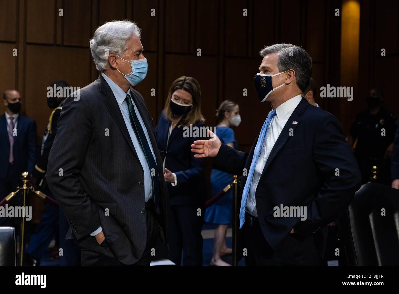 Washington, Stati Uniti d'America. 14 Apr 2021. Christopher Wray, direttore dell'FBI, parla con William Burns, direttore della CIA, prima dell'inizio di una riunione del Comitato di intelligence del Senato, che ha udito le "minacce globali", a Capitol Hill, a Washington, mercoledì 14 aprile, 2021Crediti: Graeme Jennings/Pool via CNP | Usage worldwide Credit: dpa/Alamy Live News Foto Stock