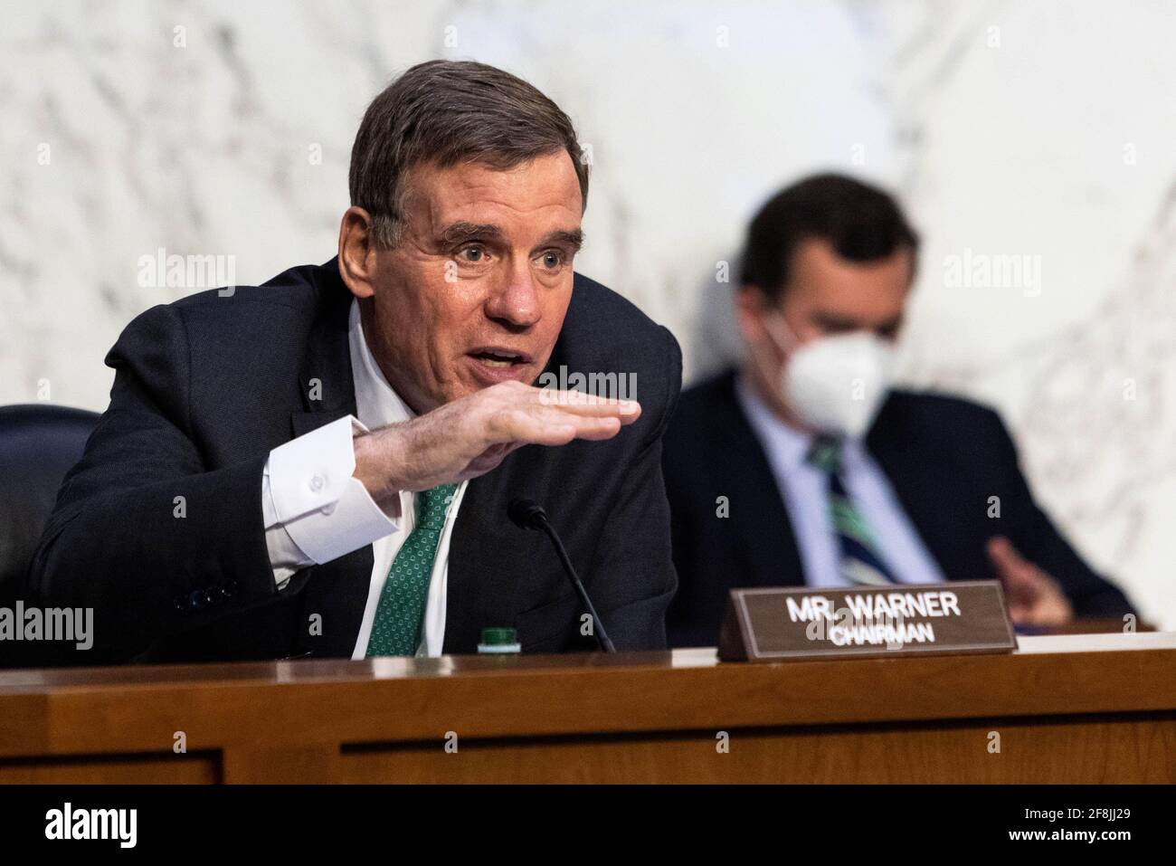 Washington, Stati Uniti d'America. 14 Apr 2021. Il senatore degli Stati Uniti Mark Warner (democratico della Virginia), presidente della Commissione di selezione del Senato degli Stati Uniti per l'intelligenza, interviene durante un'audizione del Comitato di intelligence del Senato sulle "minacce internazionali", a Capitol Hill, a Washington, mercoledì 14 aprile, 2021Crediti: Graeme Jennings/Pool via CNP | Usage worldwide Credit: dpa/Alamy Live News Foto Stock