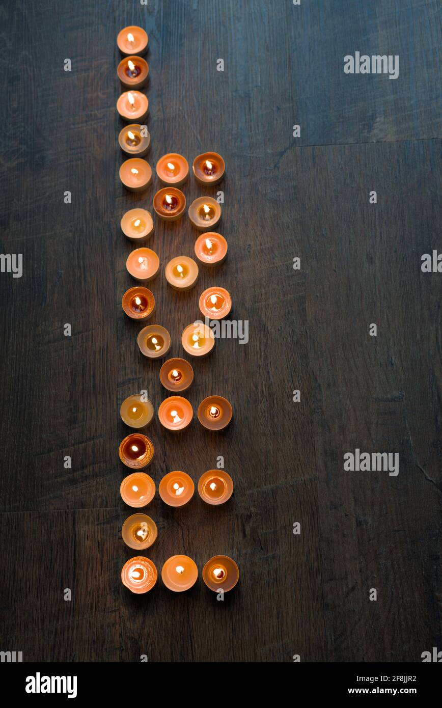 Parola d'amore fatta con candele scritte verticalmente Foto Stock