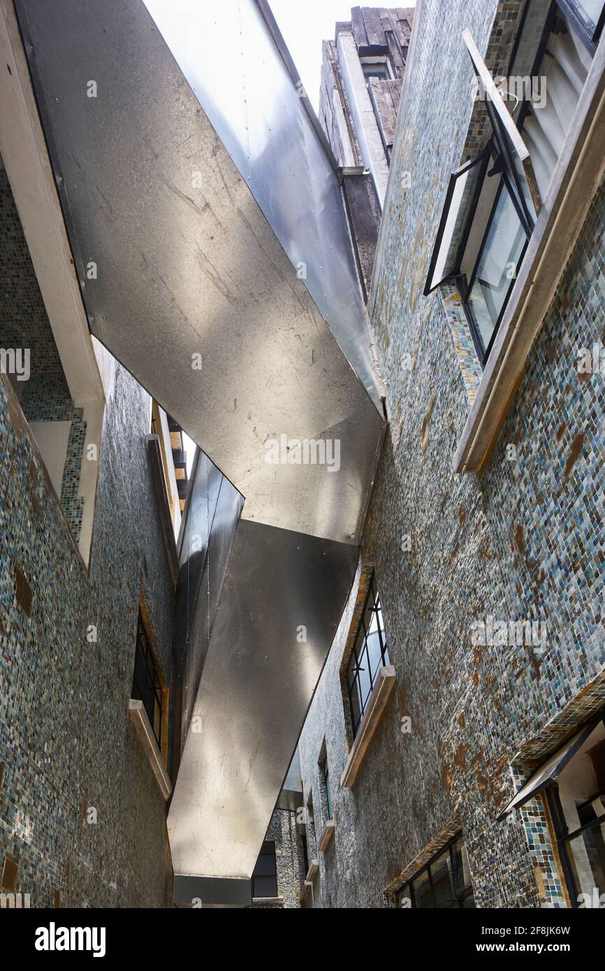 Corridoio laterale esterno con passerelle in acciaio. Córdoba 223, Città del Messico, Messico. Architetto: BAAQ , 2019. Foto Stock