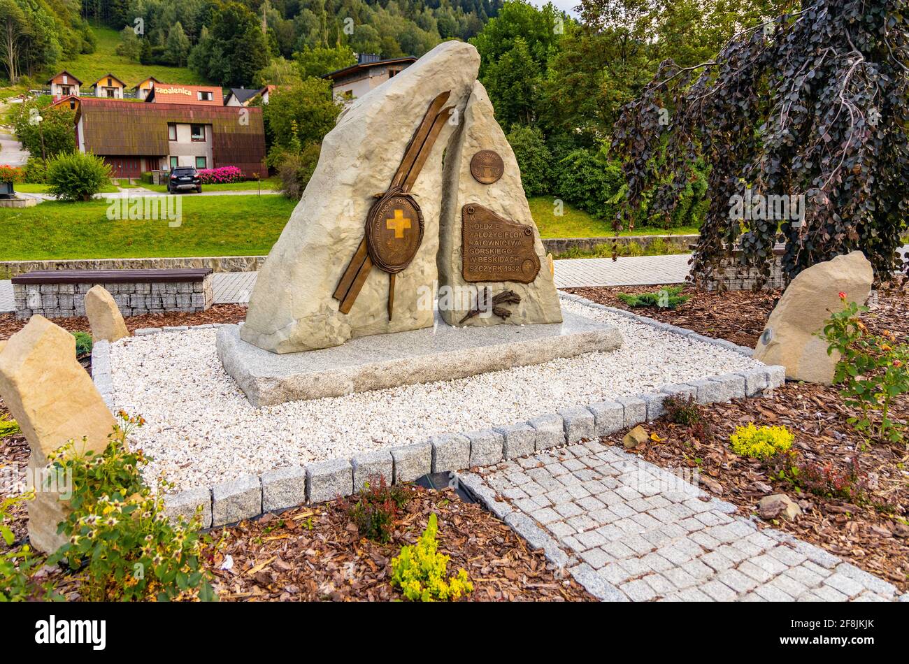 Szczyrk, Polonia - 30 agosto 2020: Memoriale dei soccorritori di montagna GOPR di Wlodzimierz Lach in piazza San Jacob, nella località di Szczyrk dei Monti Beskidy Foto Stock