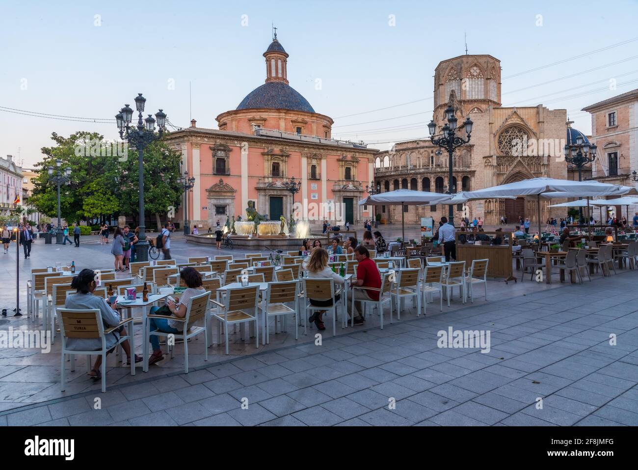 VALENCIA, SPAGNA, 17 GIUGNO 2019: Vista al tramonto della Basilica de la Virgen de los Desamparados e della Cattedrale di Valencia vista Plaza de la Virgen, Spagna Foto Stock