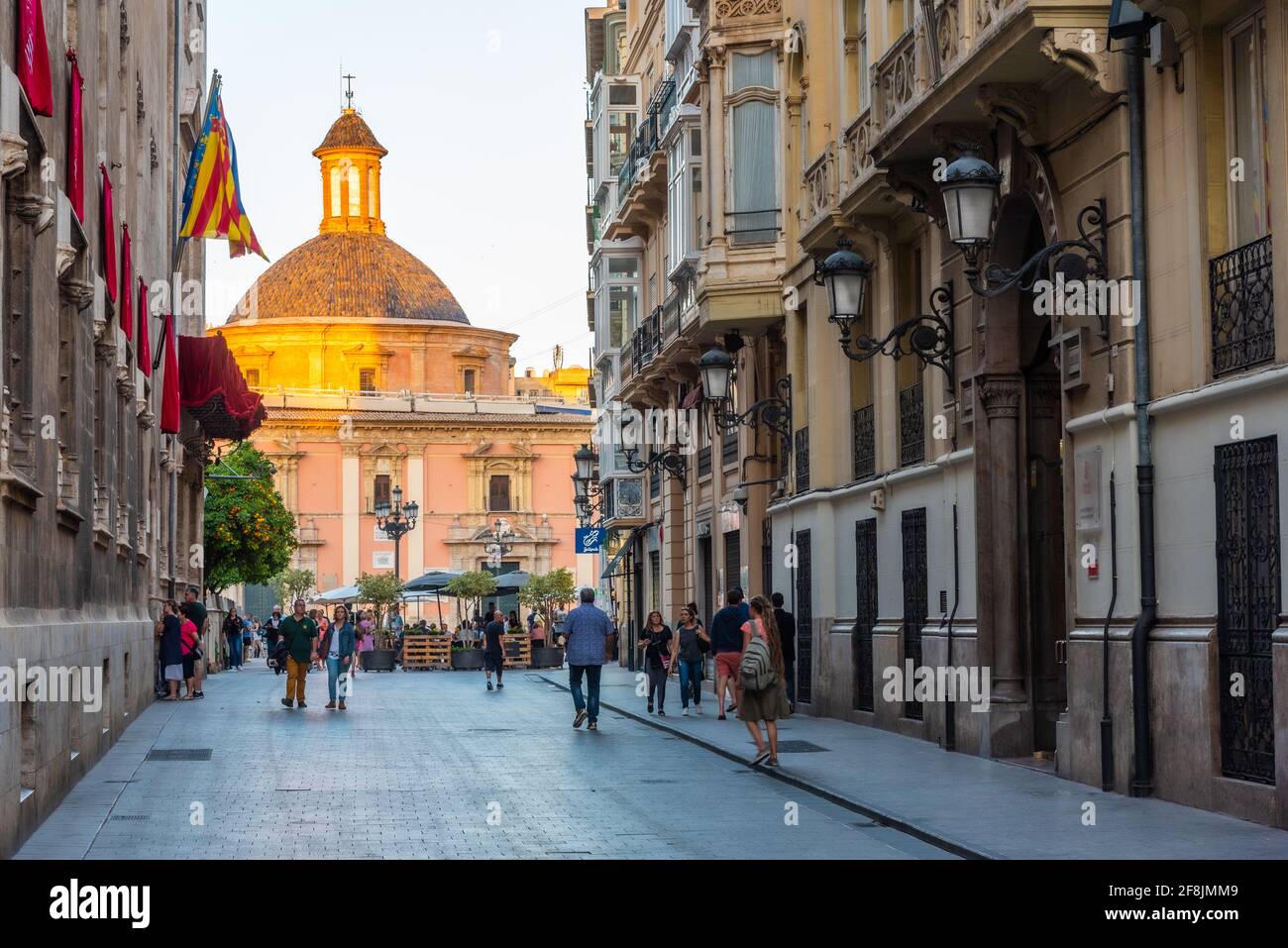 VALENCIA, SPAGNA, 17 GIUGNO 2019: Vista al tramonto della Basilica de la Virgen de los Desamparados e della Cattedrale di Valencia vista Plaza de la Virgen, Spagna Foto Stock