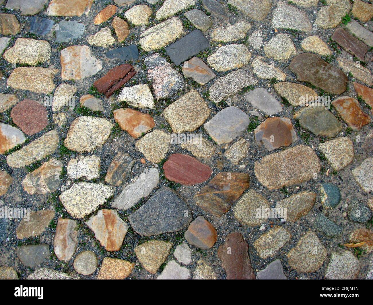 Primo piano di vecchi e colorati pavimenti in ciottoli a Quedlinburg Foto Stock