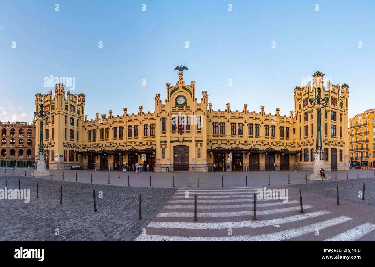 VALENCIA, SPAGNA, 18 GIUGNO 2019: Vista della stazione ferroviaria di Estacio del Nord a Valencia, Spagna Foto Stock