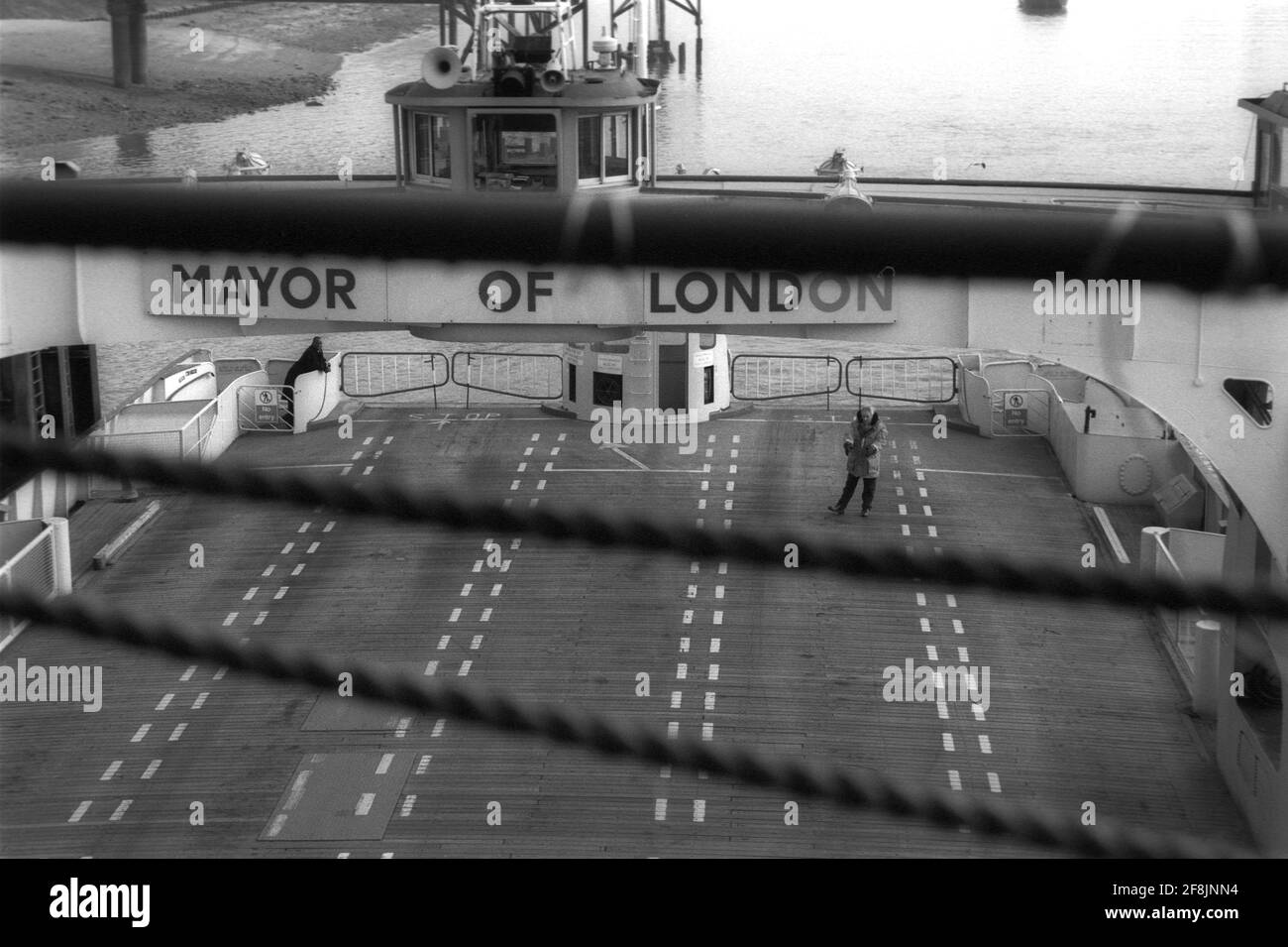 Membro dell'equipaggio di Woolwich Ferry London in attesa di caricare i veicoli Foto Stock