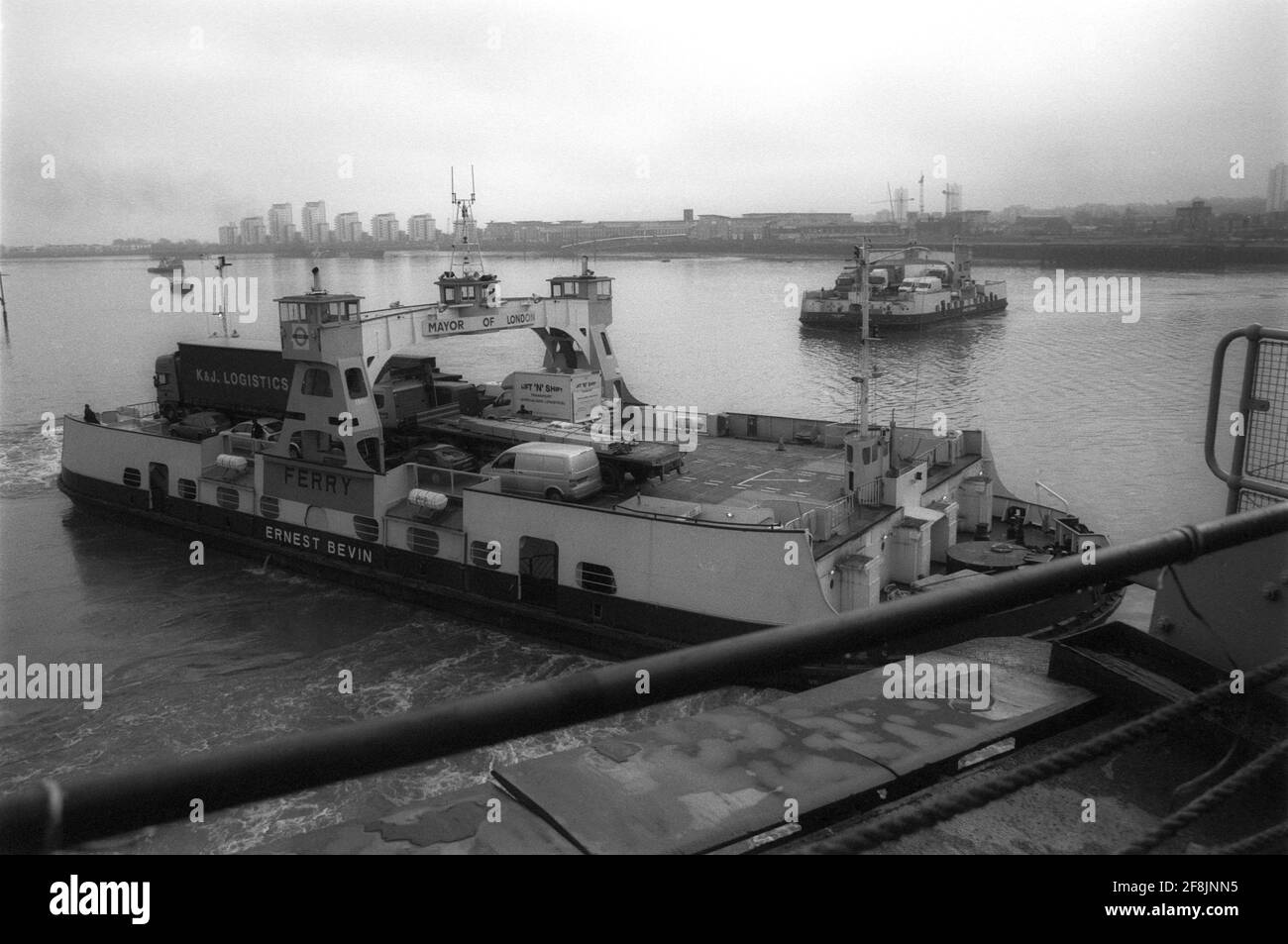 Woolwich Ferry Londra pieno di auto e camion Foto Stock