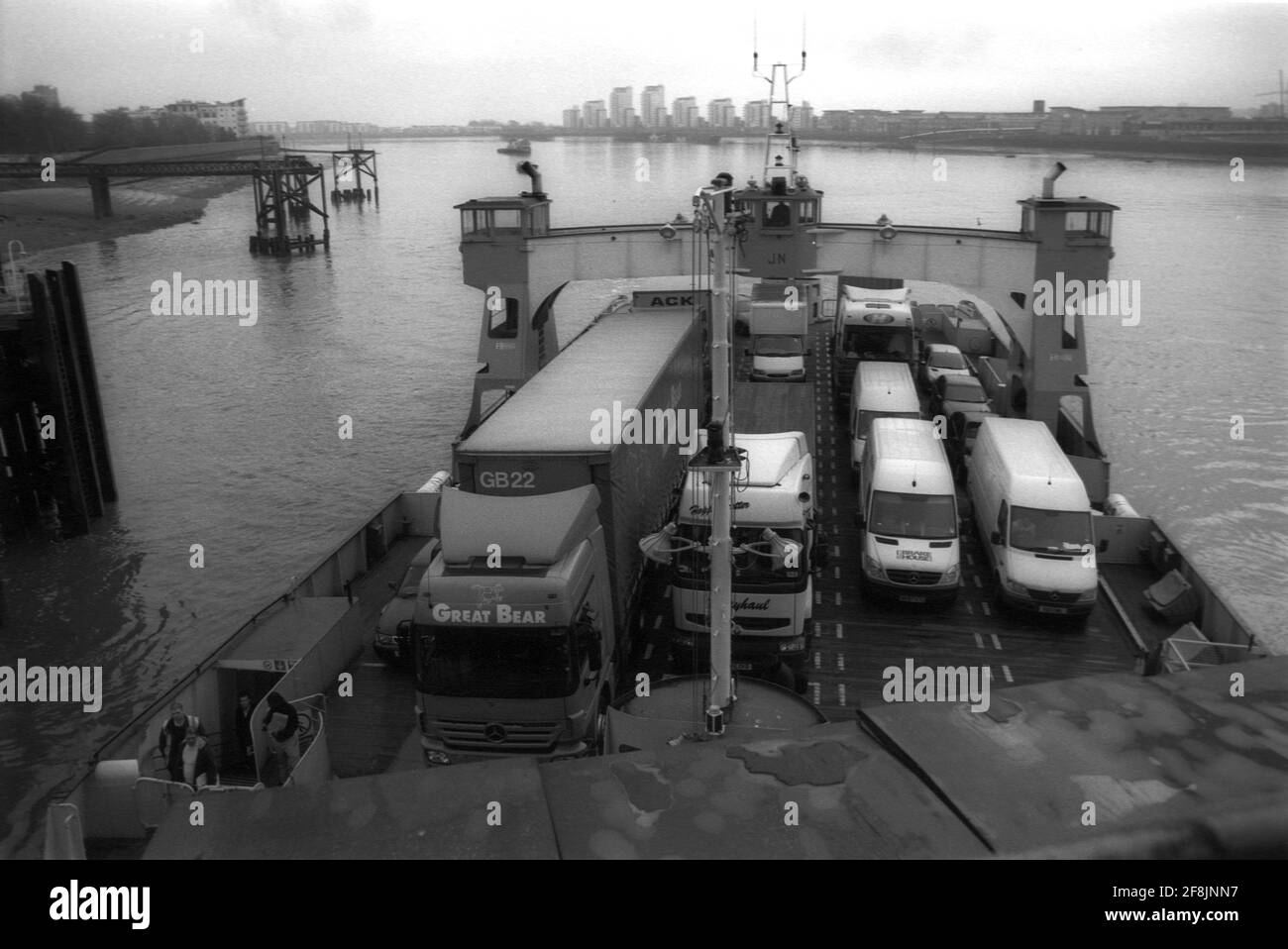 Woolwich Ferry Londra pieno di auto e camion Foto Stock