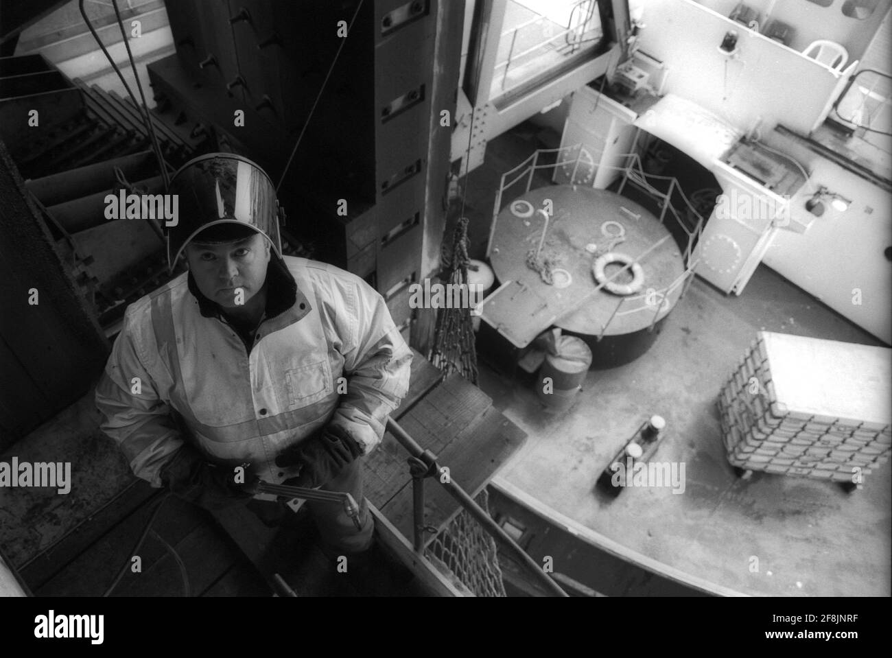 Woolwich Ferry tecnico di Londra che esegue la manutenzione ordinaria Foto Stock