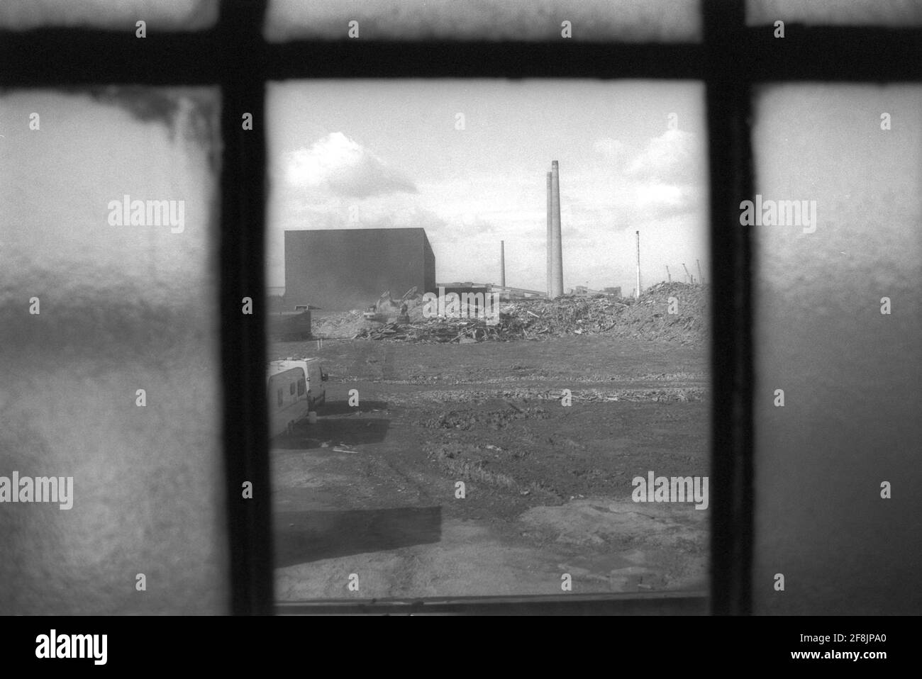 vista del legno e dei rifiuti dalla finestra della fabbrica Foto Stock