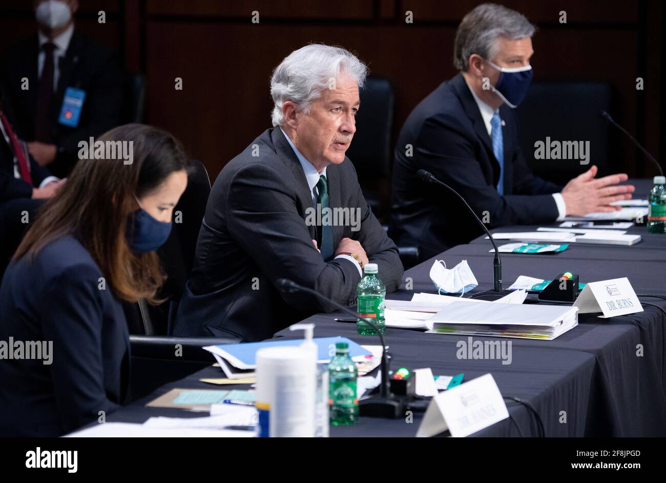 Il Direttore della CIA William Burns (C) testimonia insieme al Direttore Avril Haines (L) dell'Ufficio del Direttore dell'intelligenza nazionale (ODNI), e al Direttore dell'FBI Christopher Wray (R) durante un Comitato di selezione del Senato sull'audizione di intelligence sulle minacce mondiali, su Capitol Hill a Washington, DC, 14 aprile 2021.Credit: Saul Loeb/Pool via CNP | utilizzo in tutto il mondo Foto Stock