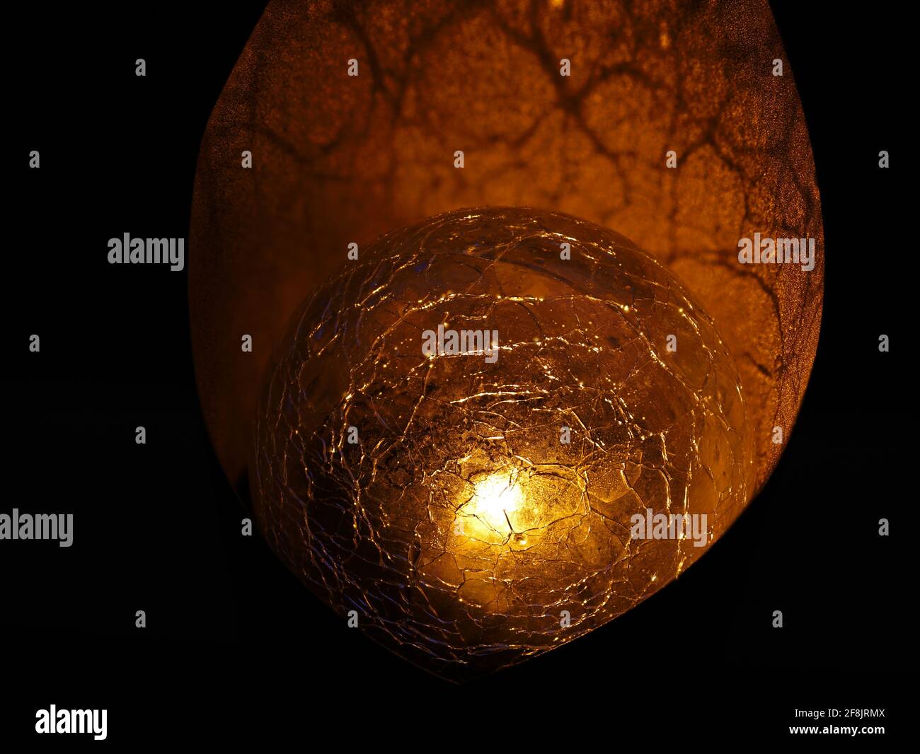 primo piano di globo di luce della cella solare in giardino a. notte Foto Stock